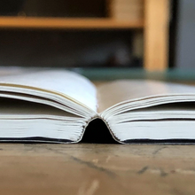 Hlaða mynd inn í gallerískoðara, A5 Galen Leather stílabók með 52 gsm Tomoe River pappír