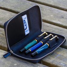 Hlaða mynd inn í gallerískoðara, Galen Leather pennaveski fyrir þrjá penna.