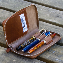 Hlaða mynd inn í gallerískoðara, Galen Leather pennaveski fyrir þrjá penna.