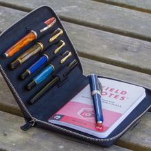 Hlaða mynd inn í gallerískoðara, Galen Leather pennaveski fyrir fimm penna.