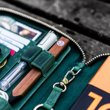 Hlaða mynd inn í gallerískoðara, Galen Leather A5 pennaveski