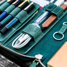 Hlaða mynd inn í gallerískoðara, Galen Leather A5 pennaveski