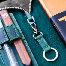 Hlaða mynd inn í gallerískoðara, Galen Leather A5 pennaveski