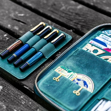 Hlaða mynd inn í gallerískoðara, Galen Leather A5 pennaveski