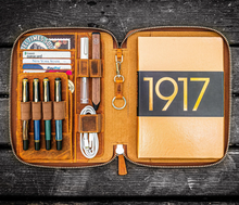 Hlaða mynd inn í gallerískoðara, Galen Leather A5 pennaveski