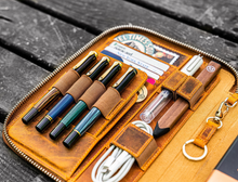 Hlaða mynd inn í gallerískoðara, Galen Leather A5 pennaveski