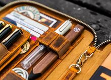 Hlaða mynd inn í gallerískoðara, Galen Leather A5 pennaveski