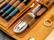 Hlaða mynd inn í gallerískoðara, Galen Leather A5 pennaveski