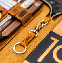 Hlaða mynd inn í gallerískoðara, Galen Leather A5 pennaveski