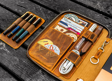 Hlaða mynd inn í gallerískoðara, Galen Leather A5 pennaveski