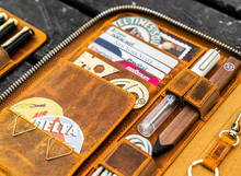 Hlaða mynd inn í gallerískoðara, Galen Leather A5 pennaveski