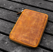 Hlaða mynd inn í gallerískoðara, Galen Leather A5 pennaveski