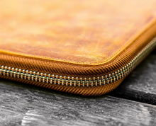 Hlaða mynd inn í gallerískoðara, Galen Leather A5 pennaveski