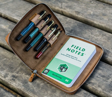 Hlaða mynd inn í gallerískoðara, Galen Leather pennaveski fyrir fimm penna.