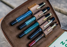Hlaða mynd inn í gallerískoðara, Galen Leather pennaveski fyrir fimm penna.