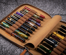 Hlaða mynd inn í gallerískoðara, Galen Leather pennaveski fyrir 20 penna.