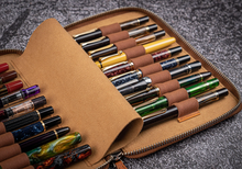 Hlaða mynd inn í gallerískoðara, Galen Leather pennaveski fyrir 20 penna.