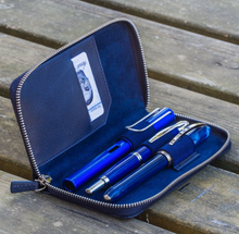 Hlaða mynd inn í gallerískoðara, Galen Leather pennaveski fyrir þrjá penna.