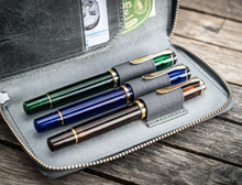 Hlaða mynd inn í gallerískoðara, Galen Leather pennaveski fyrir þrjá penna.