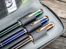 Hlaða mynd inn í gallerískoðara, Galen Leather pennaveski fyrir þrjá penna.