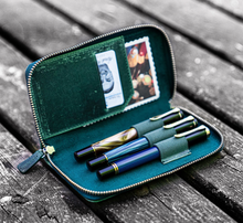 Hlaða mynd inn í gallerískoðara, Galen Leather pennaveski fyrir þrjá penna.