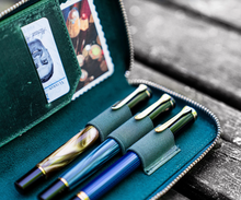 Hlaða mynd inn í gallerískoðara, Galen Leather pennaveski fyrir þrjá penna.