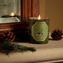 Hlaða mynd inn í gallerískoðara, Carrière Frères hátíðarkerti - furunálar og reyktur viður, 185gr.