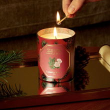 Hlaða mynd inn í gallerískoðara, Carrière Frères hátíðarkerti - furunálar og vetrarrós, 185gr.