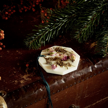 Hlaða mynd inn í gallerískoðara, Carrière Frères Ilm-upphengi - Furunálar og vetrarrós