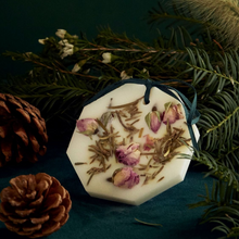 Hlaða mynd inn í gallerískoðara, Carrière Frères Ilm-upphengi - Furunálar og vetrarrós