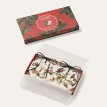 Hlaða mynd inn í gallerískoðara, Carrière Frères Ilm-upphengi - Furunálar og vetrarrós