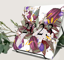 Hlaða mynd inn í gallerískoðara, Dagatal fyrir árið 2023. - Gjafaaskja með standi.