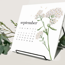 Hlaða mynd inn í gallerískoðara, Dagatal fyrir árið 2023. - Gjafaaskja með standi.