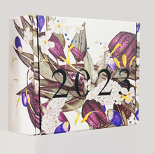 Hlaða mynd inn í gallerískoðara, Dagatal fyrir árið 2023. - Gjafaaskja með standi.