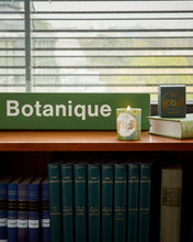 Hlaða mynd inn í gallerískoðara, Carrière Frères Museum kerti - Absinthe, 185gr.