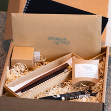 Hlaða mynd inn í gallerískoðara, Skrautskriftarsett frá Reykjavík Lettering