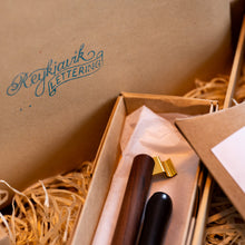 Hlaða mynd inn í gallerískoðara, Skrautskriftarsett frá Reykjavík Lettering