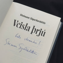 Hlaða mynd inn í gallerískoðara, Veisla þrjú eftir Steinunni Sigurðardóttur, ÁRITUÐ og innpökkuð
