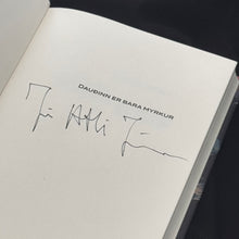 Hlaða mynd inn í gallerískoðara, Dauðinn er bara myrkur eftir Jón Atla Jónasson, ÁRITUÐ og innpökkuð
