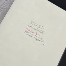 Hlaða mynd inn í gallerískoðara, Síðasti dagurinn eftir Matthildi, Þórunni &amp; Diddu, ÁRITUÐ og innpökkuð
