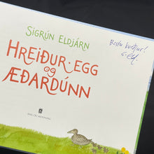 Hlaða mynd inn í gallerískoðara, Hreiður, egg og æðardúnn eftir Sigrúnu Eldjárn, ÁRITUÐ og innpökkuð
