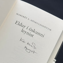 Hlaða mynd inn í gallerískoðara, Eldur í öskunni leynist eftir Margréti S. Höskuldsdóttur, ÁRITUÐ og innpökkuð
