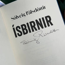 Hlaða mynd inn í gallerískoðara, Ísbirnir eftir Sólveigu Pálsdóttur , ÁRITUÐ og innpökkuð.
