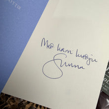 Hlaða mynd inn í gallerískoðara, Postulín eftir Sunnu Dís Másdóttir, ÁRITUÐ og innpökkuð.
