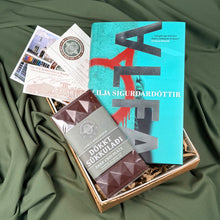 Hlaða mynd inn í gallerískoðara, Alfa eftir Lilju Sigurðardóttur, ÁRITUÐ og innpökkuð.
