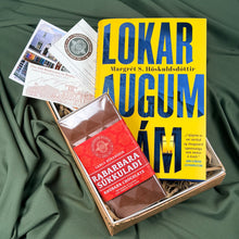 Hlaða mynd inn í gallerískoðara, Lokar augum blám eftir Margréti S. Höskuldsdóttur, ÁRITUÐ og innpökkuð.
