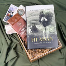 Hlaða mynd inn í gallerískoðara, Hlaðan eftir Bergsvein Birgisson , ÁRITUÐ og innpökkuð.
