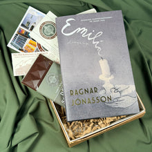 Hlaða mynd inn í gallerískoðara, Emilía eftir Ragnar Jónasson, ÁRITUÐ og innpökkuð.
