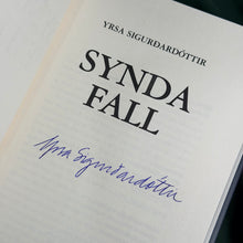 Hlaða mynd inn í gallerískoðara, Syndafall eftir Yrsu Sigurðardóttur, ÁRITUÐ og innpökkuð.
