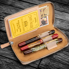 Hlaða mynd inn í gallerískoðara, Galen Leather pennaveski fyrir þrjá penna.
